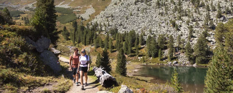 Berglandschaft mit Wanderern im Vordergrund