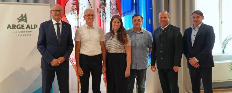 Landeshauptmann Anton Mattle, Bernhard Hofer (Obmann der Wassergenossenschaft Prutz), Bernadette Hofer (KLAR! Kaunergrat), Ortsbauernobmann Armin Kofler, LH-Stv Josef Geisler und Simon Lochmann (Vorstand der Abt. Südtirol, Europaregion und Außenbeziehungen, ARGE-ALP-Geschäftsstelle)