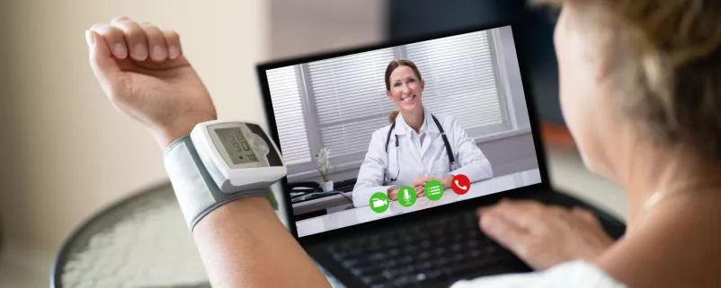 Patientin wird per Telemedizin beraten