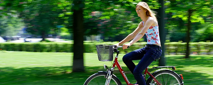 Frau beim Radfahren 