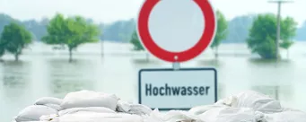Sandsäcke bei einem Hochwasser