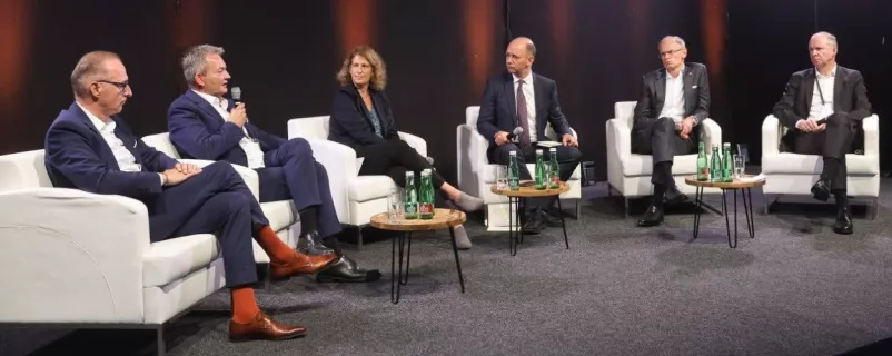APG-Vorstand Gerhard Christiner, A1-CEO Markus Grausam, ÖBB-Vorständin Sabine Stock, Moderator Thomas Hofer, Post-Vorstand Walter Oblin und Martin Kweta, Geschäftsführer der Hypo Niederösterreich.