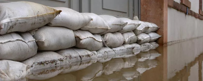 Sandsäcke bei einem Hochwasser