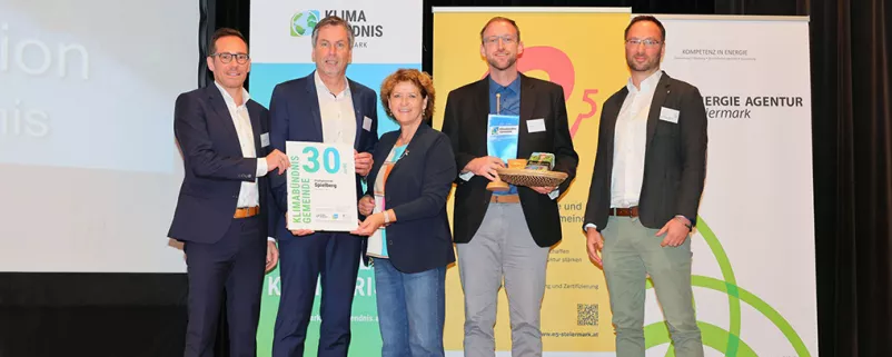 Landesrätin Ursula Lackner gratulierte Spielbergs Bürgermeister Manfred Lenger und weiteren Vertretern der Gemeinde zu 30 Jahren klimabündnis-Gemeinde.
