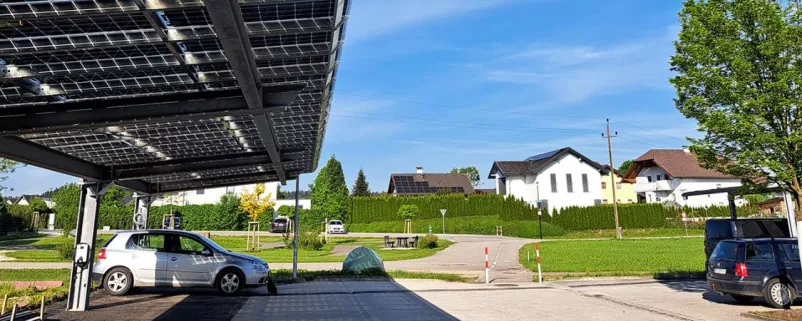 Carport mit Ladesäulen