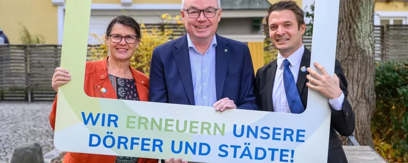 Maria Forstner, Obfrau Verein Dorf- und Stadterneuerung, LH-Stellvertreter Stephan Pernkopf und Martin Ruhrhofer, Geschäftsführer Dorf- und Stadterneuerung.