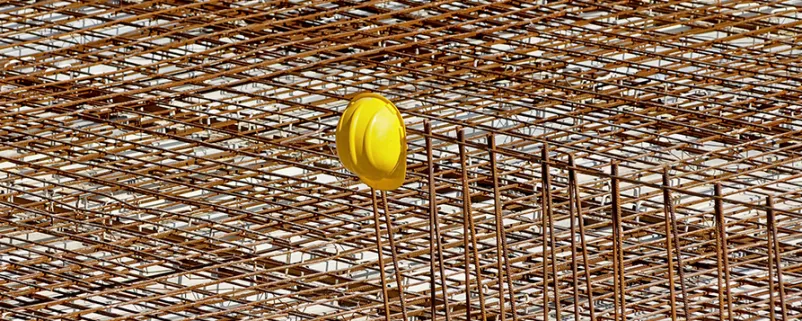 Helm auf einer Baustelle