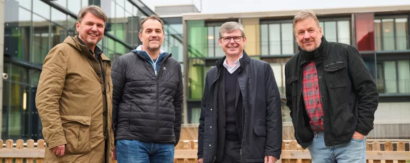 In Lustenau wurde die erste Drei Wetter-Station errichtet. Am Bild u. a.: Kurt Fischer, Bürgermeister von Lustenau, Drei-CEO Rudolf Schrefl und Wetterfachmann Jörg Kachelmann.