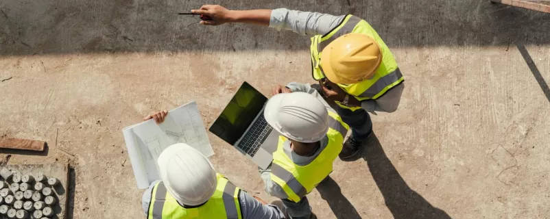 3 Männer auf einer Baustelle