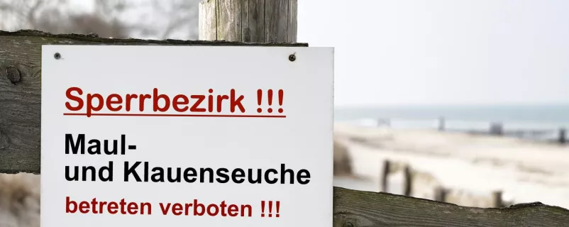 Schild mit der deutschen Aufschrift Maul und Klauenseuche, betreten verboten
