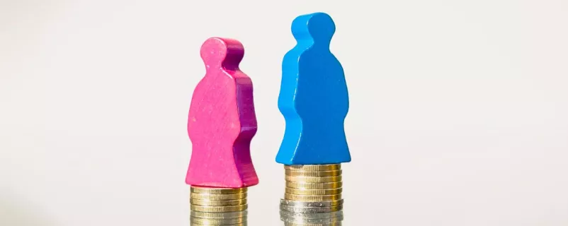 Gender pay gap mit Spielsteinen auf Münzen