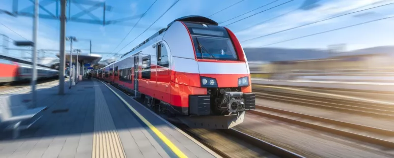 Zug fährt in eine Station ein