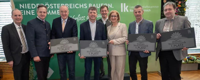 Wirtschaftskammer NÖ Vizepräsident Christian Moser (1. von links), Landwirtschaftskammer NÖ-Präsident Johannes Schmuckenschlager (2. von links), Johannes Käfer, Obmann der NÖ-Gärtner (5. von links) und Landeshauptfrau Johanna Mikl-Leitner mit den Vertretern der Siegergemeinden Mödling, Frankenfels, St. Georgen an der Leys und Kleinwilfersdorf.