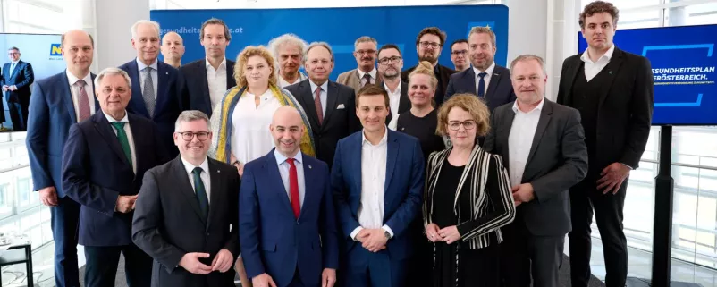 Die Landesräte Ludwig Schleritzko (ÖVP), Christoph Luisser (FPÖ), Sven Hergovich (SPÖ) und Christiane Teschl-Hofmeister mit Expertinnen und Experten, die die Basis für den Gesundheitspakt 2040+ erarbeitet haben.