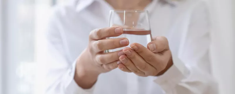 Frau mit Wasserglas