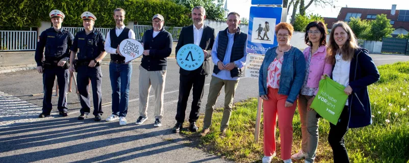 Verkehrslandesrat Heinrich Dorner (5.v.l.) mit Bürgermeister Andreas Kacsits (4.v.r.), Vizebürgermeister Jürgen Hofer(4.v.l.) sowie weiteren Beteiligten und der Exekutive bei der neuen Schulstraße in Deutschkreutz.