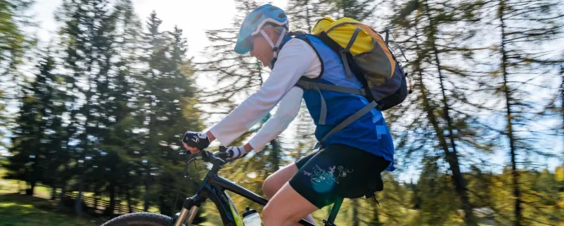 Frau auf E-Mountainbike