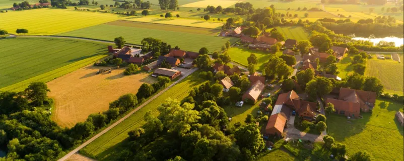 Luftaufnahme eines Dorfes