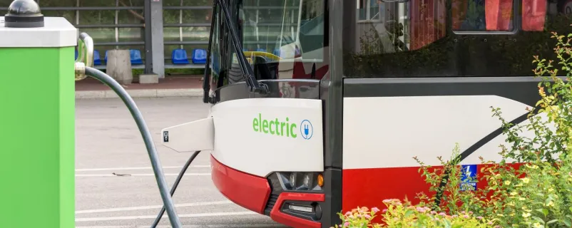 Elektrobus wird geladen