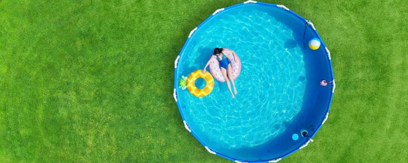 Frau in einem Swimmingpool