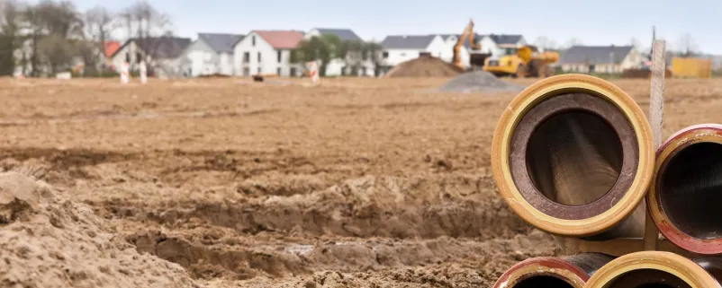 Rohre auf einer Baustelle