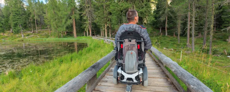 Mann im Rollstuhl auf einem Wanderweg