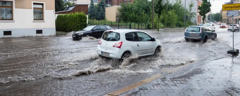 Überflutete Straße nach einem Gewitter