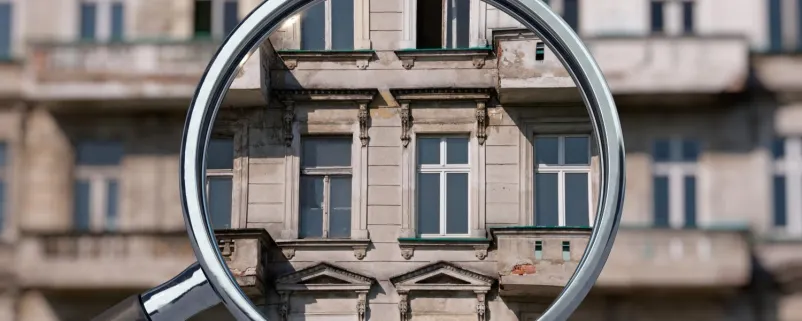 altes Haus mit Lupe davor