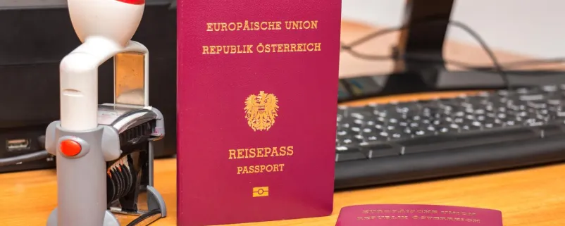 Reisepass und Stempel