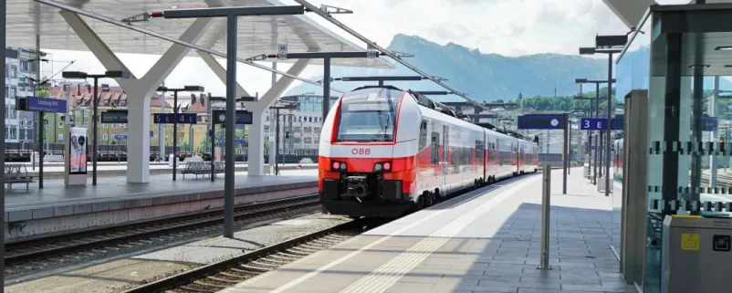 Railjet in einem Bahnhof
