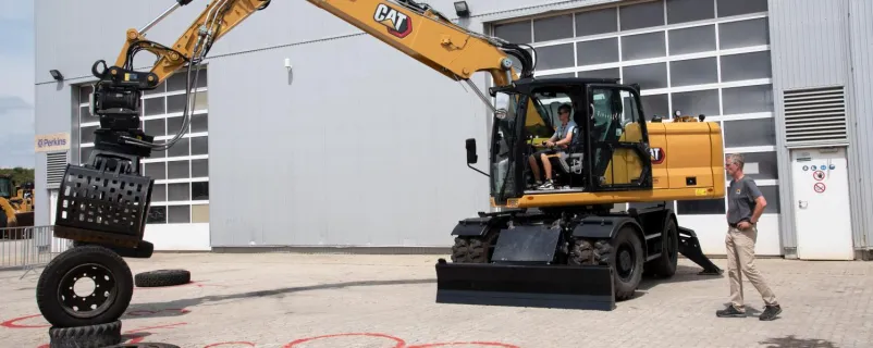 Cat Mobilbagger M316 beim Reifenspiel.