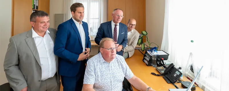 Werner Gira vom Verwaltungsteam der Gemeinde Gerersdorf behielt die Ruhe, auch wenn ihm sein Bürgermeister Franz Schuster, Staatssekretär Alexander Pröll, Innenminister Gerhard Karner und Gemeindebund-Präsident Johannes Pressl bei der Demonstration über die Schulter blickten.