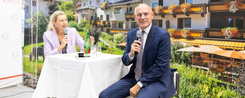 Innenminister Gerhard Karner mit Moderatorin Martina Klementin.