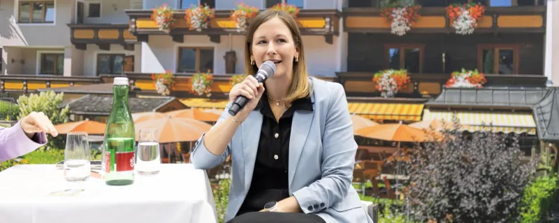 Familienministerin Claudia Plakolm beim „Platzlgespräch“ auf der Kommunalmesse in Klagenfurt