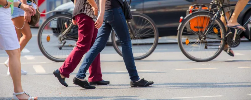Straßenverkehr in einer großen Stadt