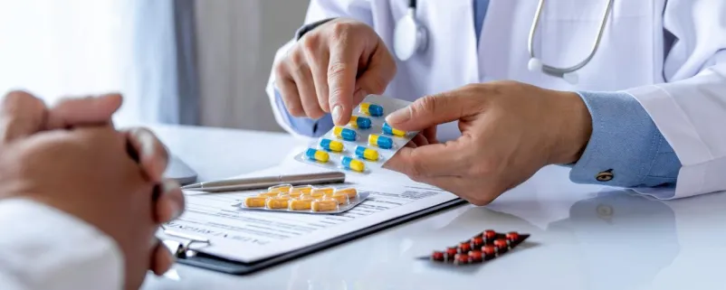 Arzt gibt Tabletten aus