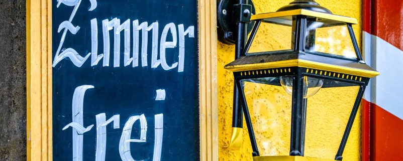 Schild "Zimmer zu vermieten"