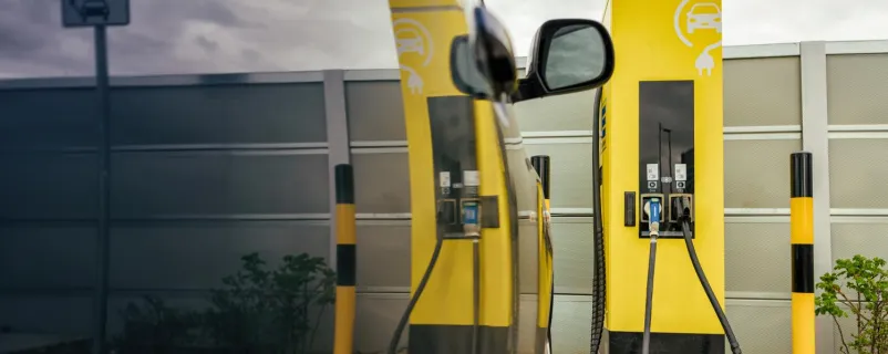 Elektroauto vor Ladesäule für Elektroautos