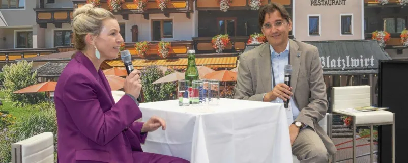Christian Koch mit Moderatorin Martina Klementin.
