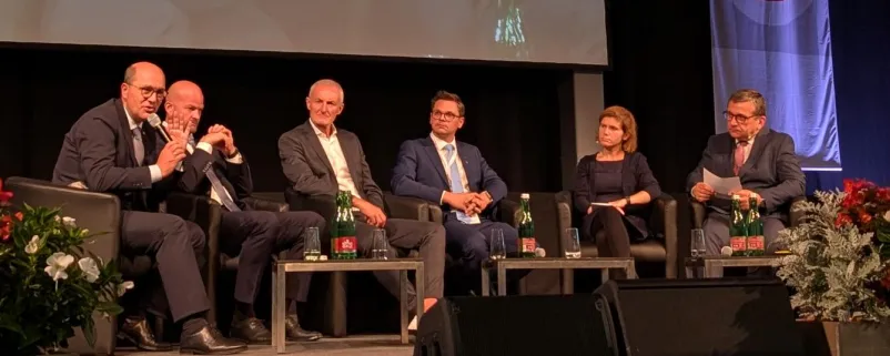 Gemeindebundpräsident Johannes Pressl, Kommunal Geschäftsführer Michael Zimper, FLGÖ Obmann Reinhard Haider, Millstatt´s Amtsleiter Peter Pirker, Kommunikationsexpertin Ingrid Brodnig und Moderator Christian Schleritzko