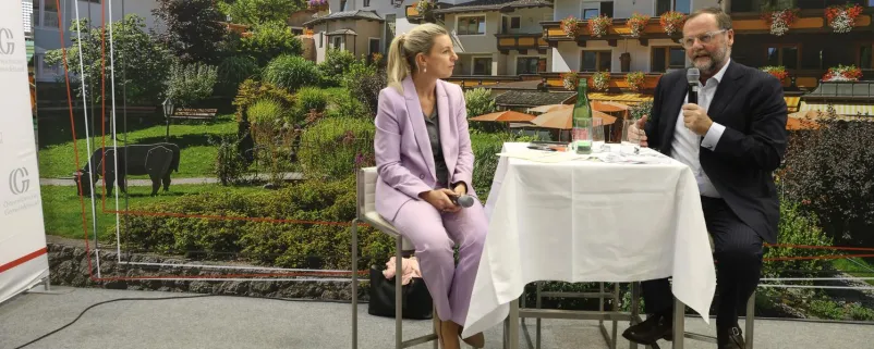Staatssekretär Sepp Schellhorn mit Moderatorin Martin Klementin.