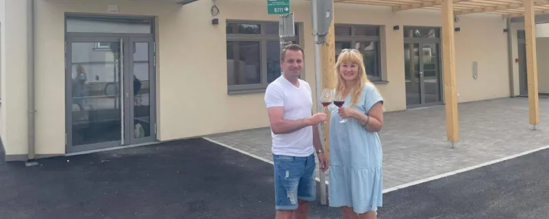 Bürgermeister Ivan Grujic und Vize Karin Vukman-Artner vor dem Gasthaus.