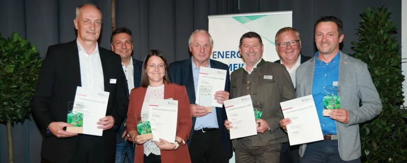 Landtagsabgeordneter Simon Wallner und Gerhard Löffler (Leiter Referat 4/04 - Energiewirtschaft und -beratung) bei der Überreichung des Landesenergiepreises in der Kategorie „Photovoltaik im Gemeindegebiet“ an die Gemeinden: Abtenau, Altenmarkt im Pongau, Goldegg, Hüttau und Kuchl.