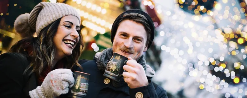 Pärchen auf dem Weihnachtsmarkt 