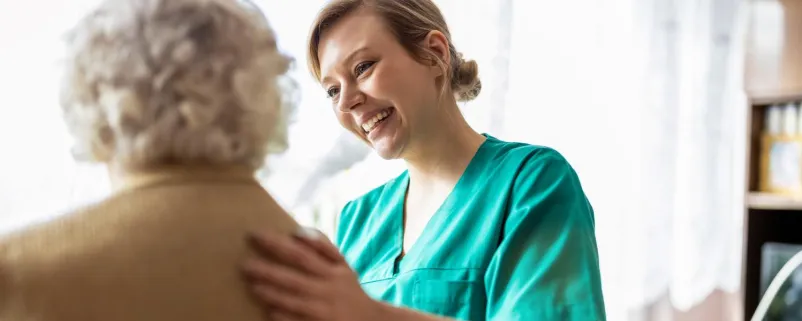 Pflegerin mit alter Frau