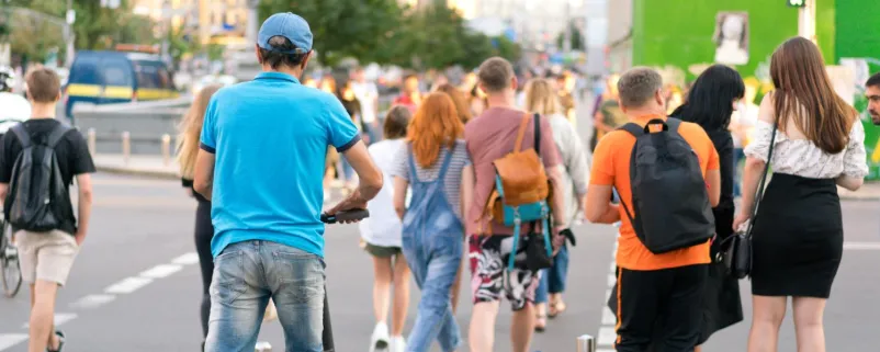 Scooter-Fahrer am Gehsteig