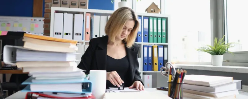 Frau arbeitet in einem Büro