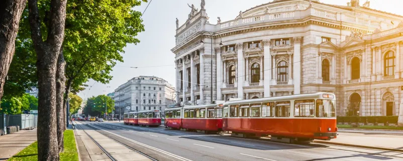 Straßenbahn vor dem Burgtheater