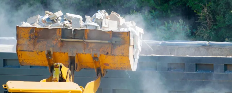 Bagger mit Bauschutt