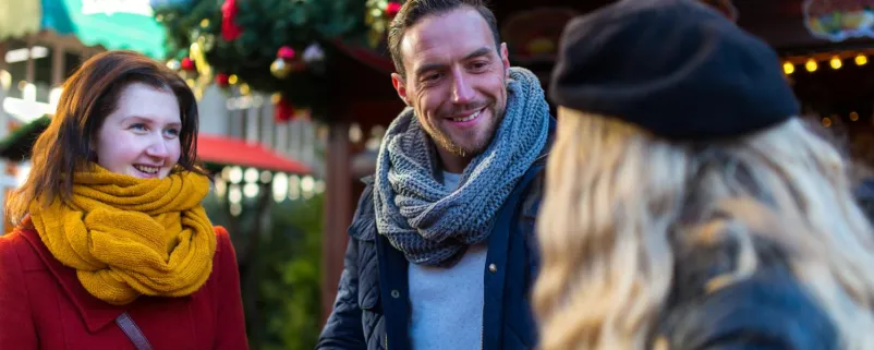 Menschen bei einem Punschstand